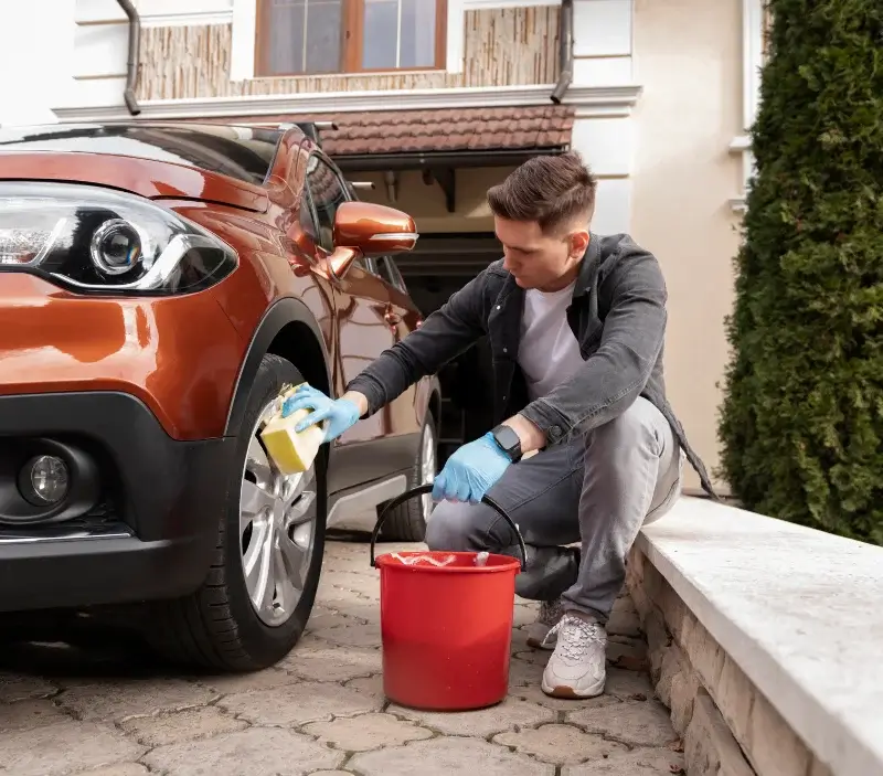 Lavage auto à domicile Villard-sur-Doron : professionnel intervenant sur un véhicule